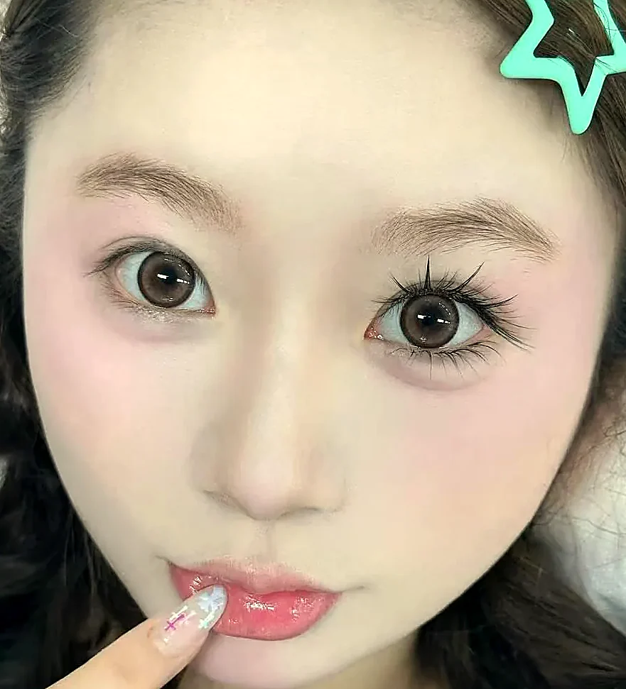 Client result — soft pink lip blush, gentle lash extensions, decorative star-shaped nail art