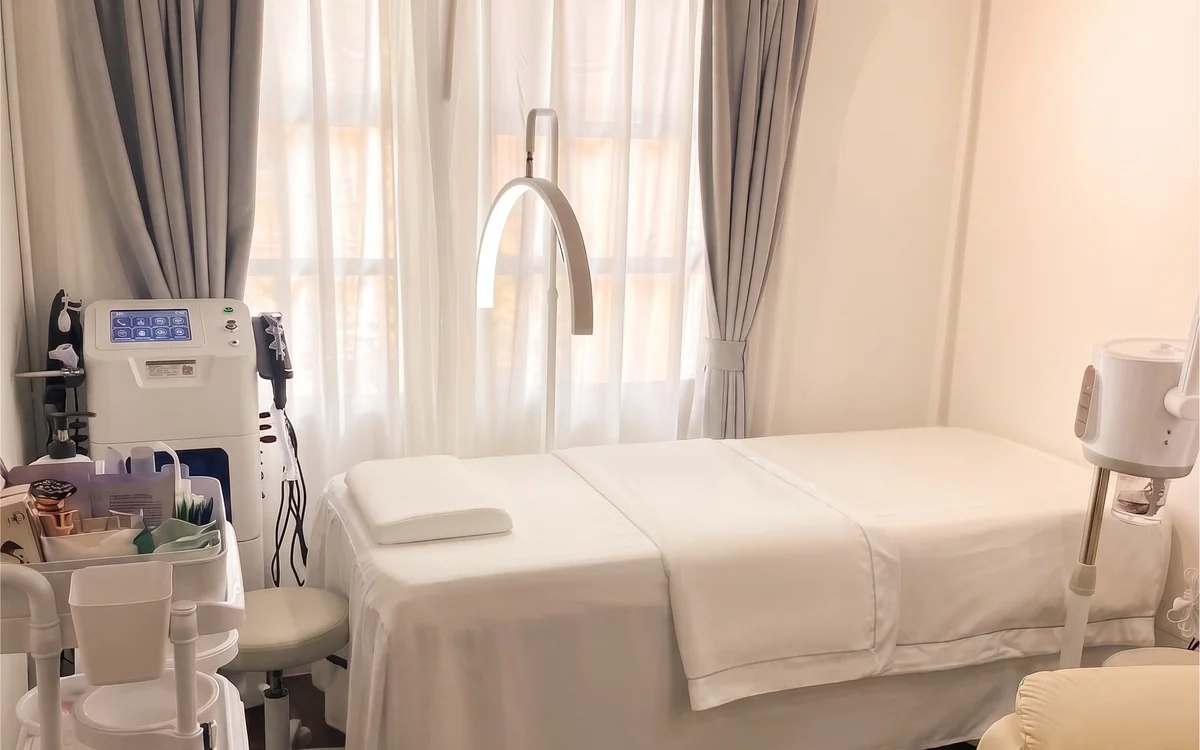 Treatment room at the yeux by qun Hougang studio — where lash, brow and ice-point hair removal sessions happen
